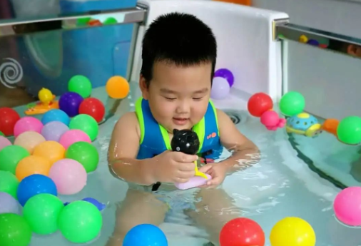小鱼儿，尽情的在水中玩耍吧！