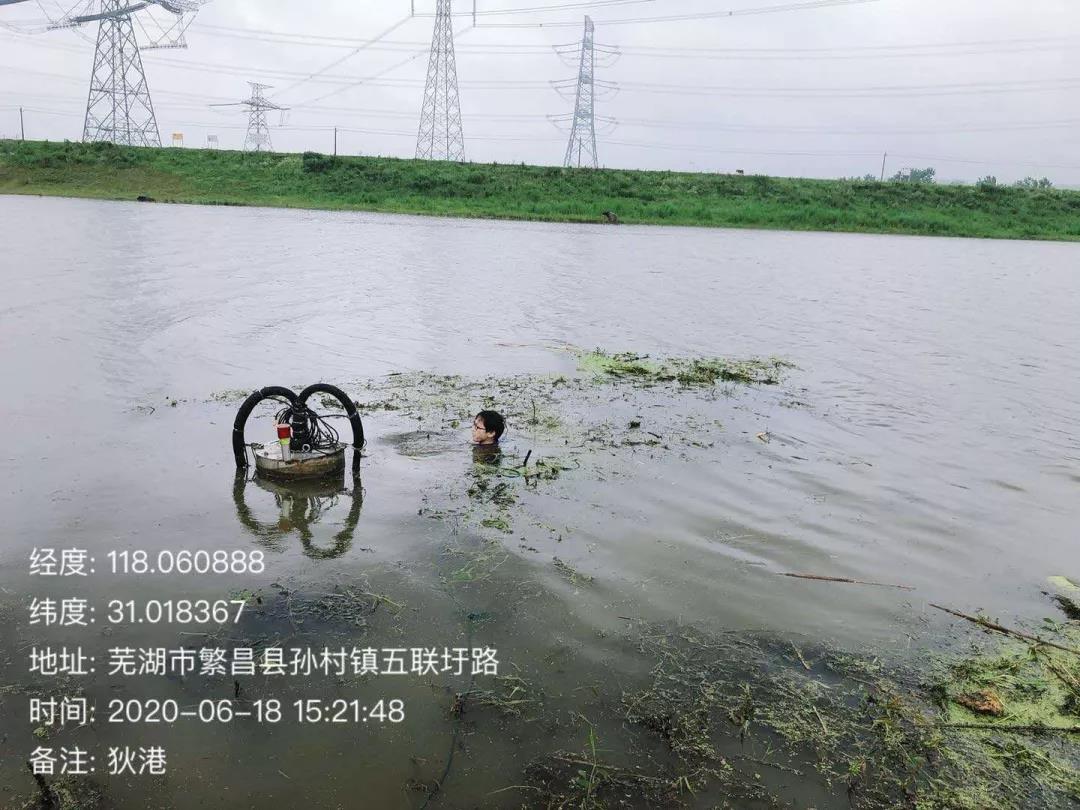 洪水都来了，这个精神小伙还去游泳？