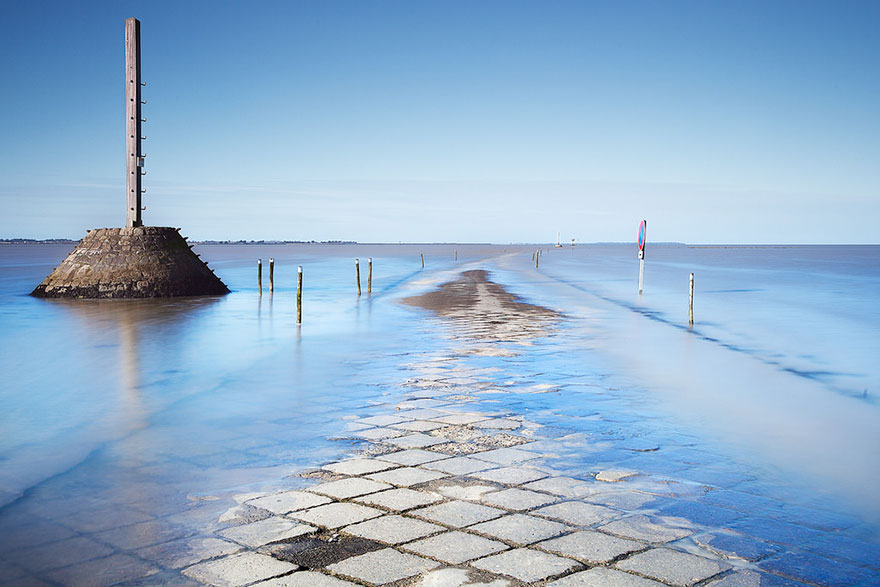 disappearing-road-passage-du-gois-france-10.jpg