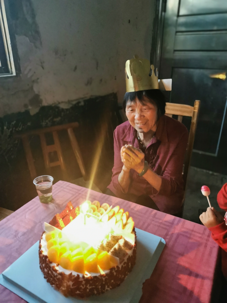 成倩颖奶奶许愿.jpg